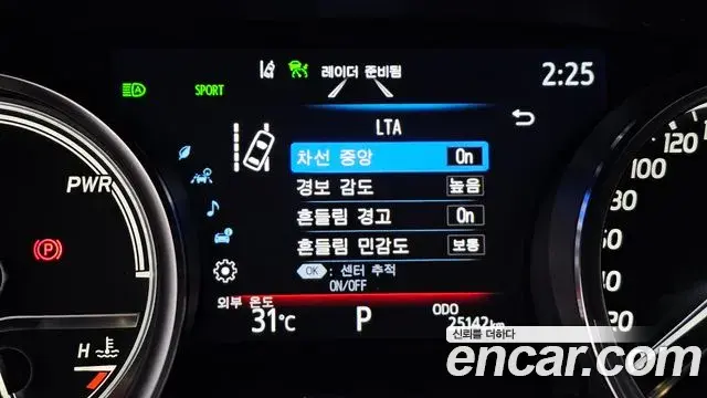 Toyota Camry 2023 — ფოტო 7/32
