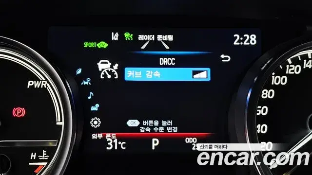Toyota Camry 2023 — ფოტო 30/32