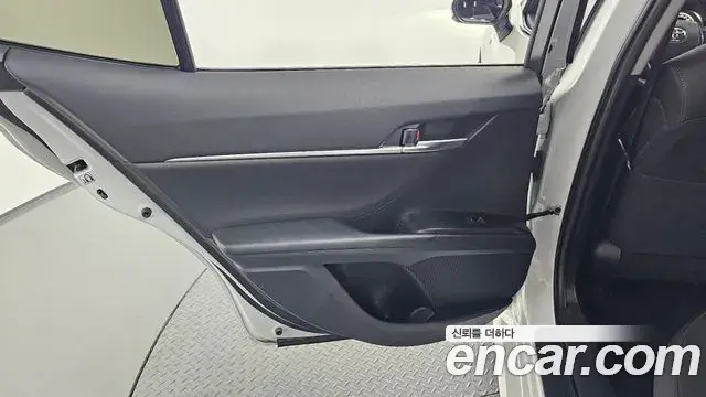 Toyota Camry 2023 — ფოტო 4/32