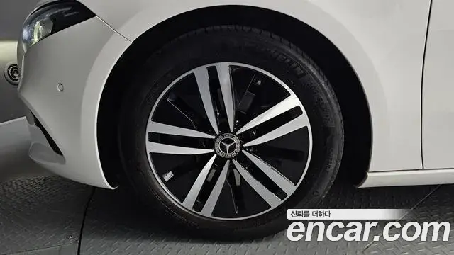 Mercedes-Benz A-Class 2023 — Фото 5/20