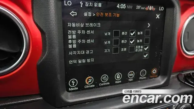 Jeep Wrangler 2021 — ფოტო 13/20