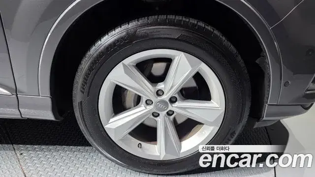 Audi Q7 2021 — Photo 1/20