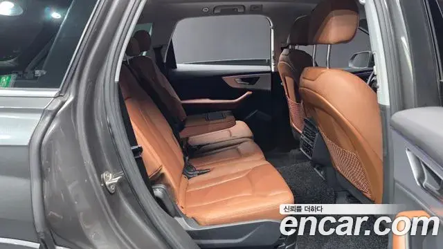 Audi Q7 2021 — Photo 8/20