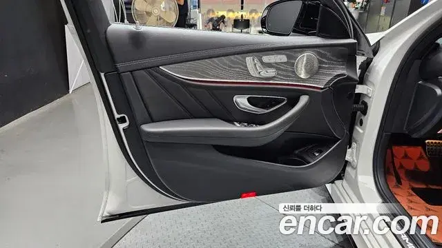 Mercedes-Benz E-Class 2022 — Photo 33/33