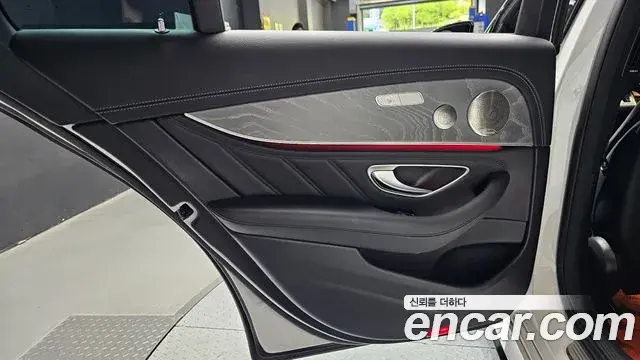 Mercedes-Benz E-Class 2022 — Photo 18/33