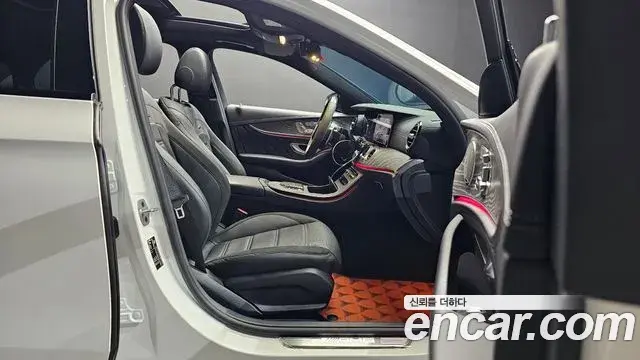 Mercedes-Benz E-Class 2022 — Photo 14/33