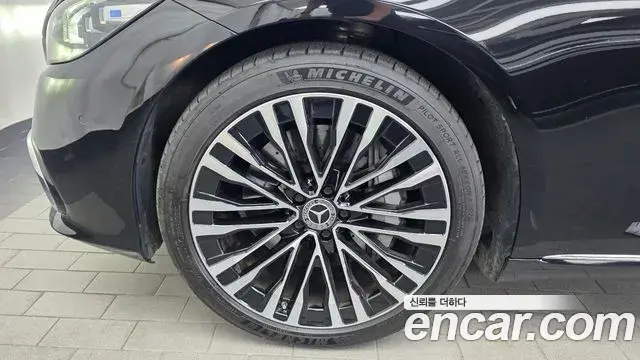 Mercedes-Benz S-Class 2023 — Photo 8/33
