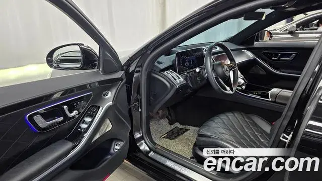 Mercedes-Benz S-Class 2023 — Photo 25/33