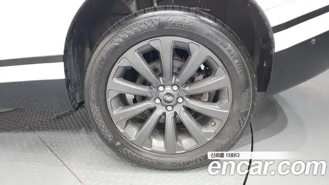 Land Rover Range Rover Velar 2018 — Şəkil 22/40