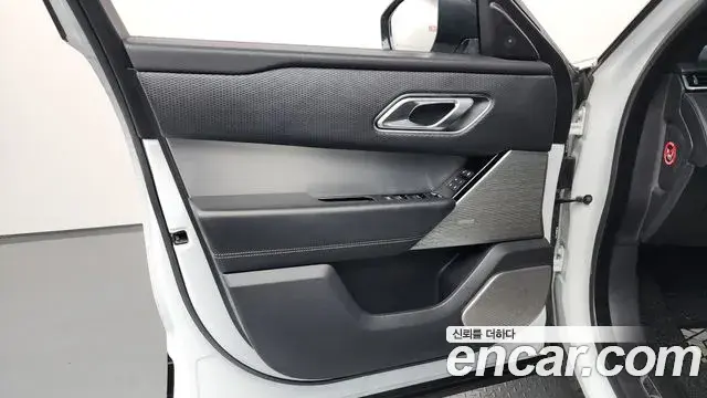 Land Rover Range Rover Velar 2018 — Şəkil 37/40