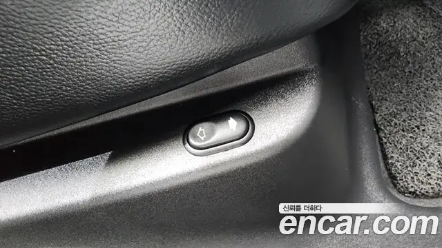 Land Rover Range Rover Velar 2018 — Şəkil 38/40