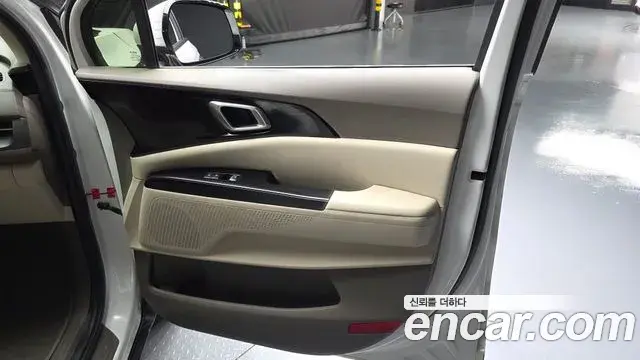 Kia Carnival 2022 — Şəkil 28/30