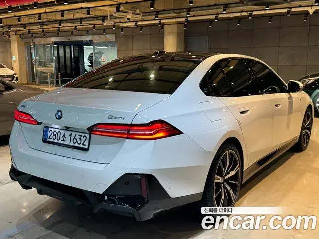 BMW 5 Series 2024 — Photo 12/16