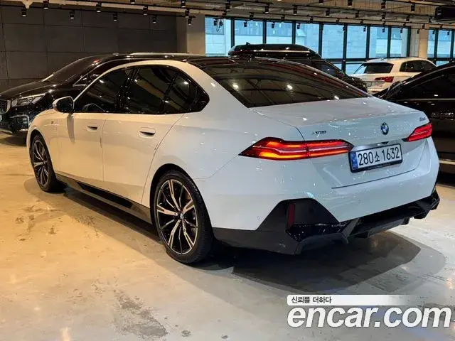 BMW 5 Series 2024 — Photo 11/16