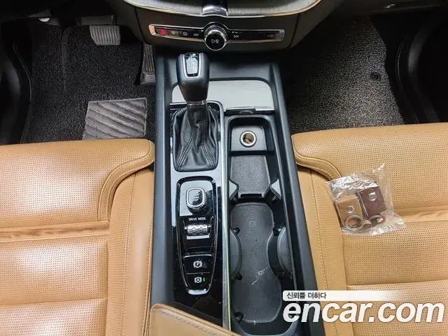 Volvo XC60 2018 — Şəkil 13/20