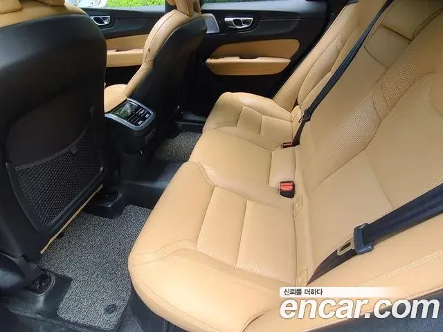 Volvo XC60 2018 — Şəkil 17/20