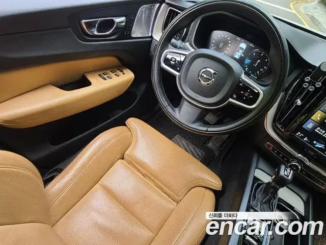 Volvo XC60 2018 — Şəkil 9/20