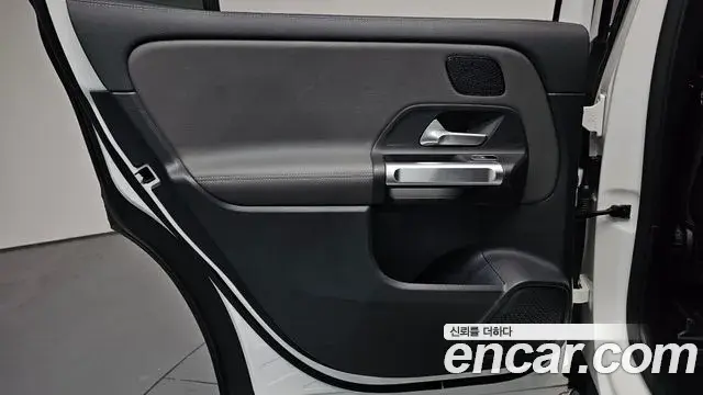 Mercedes-Benz EQB 2022 — Şəkil 21/35