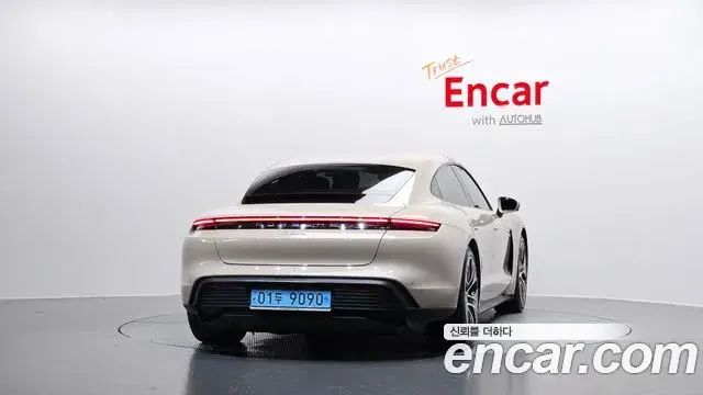Porsche Taycan 2023 — Şəkil 10/34