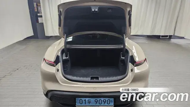 Porsche Taycan 2023 — Şəkil 19/34