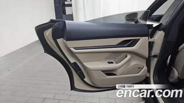 Porsche Taycan 2023 — Şəkil 21/34