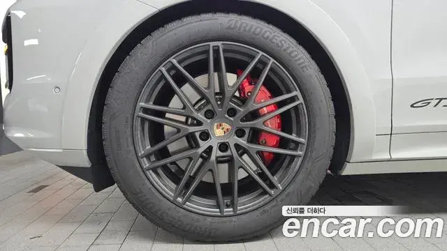 Porsche Cayenne 2025 — ფოტო 13/33