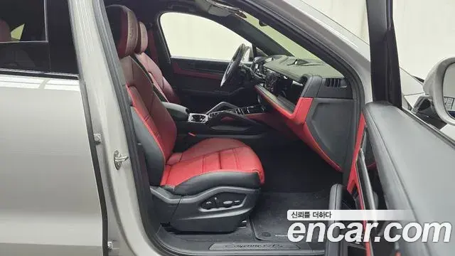 Porsche Cayenne 2025 — ფოტო 4/33