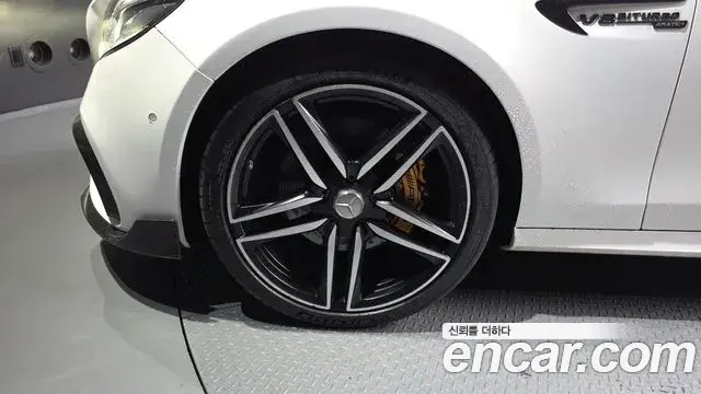 Mercedes-Benz E-Class 2019 — Photo 9/20