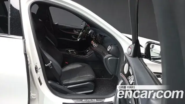Mercedes-Benz E-Class 2019 — Photo 16/20