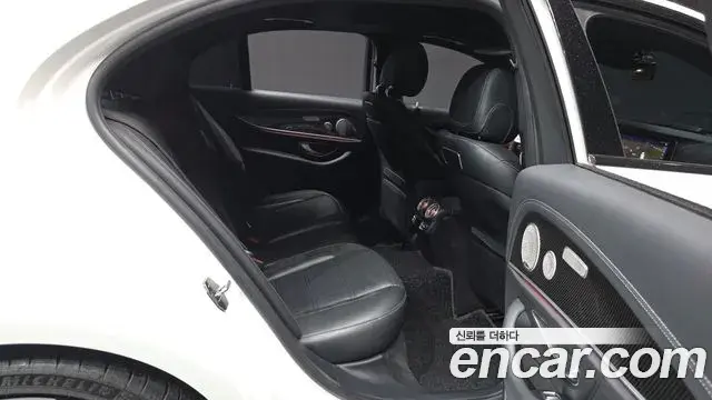 Mercedes-Benz E-Class 2019 — Photo 18/20