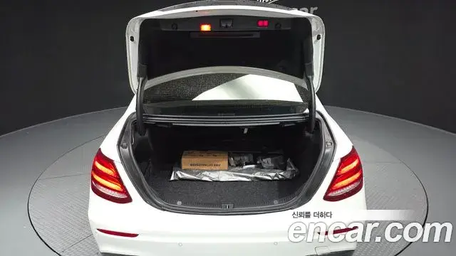Mercedes-Benz E-Class 2019 — Photo 12/20