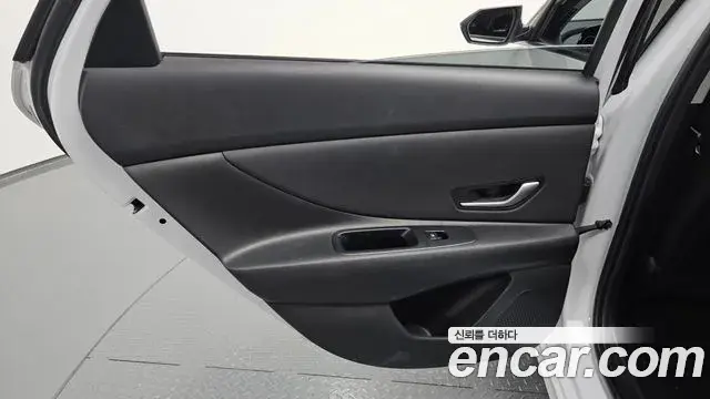 Hyundai The New Avante Hybrid 2022 — Photo 19/31