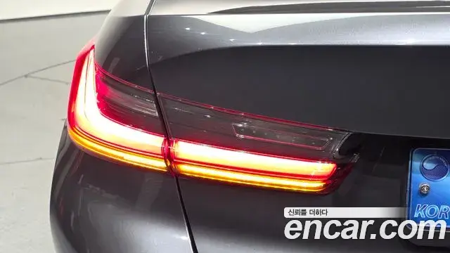 BMW 3 Series 2021 — ფოტო 23/34