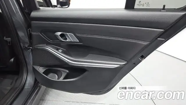 BMW 3 Series 2021 — ფოტო 18/34