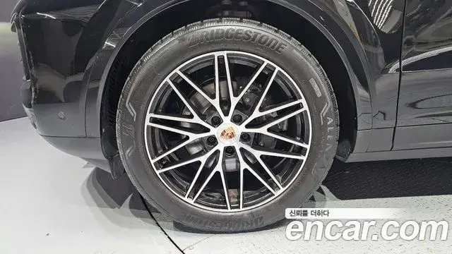 Porsche Cayenne 2025 — Şəkil 34/35