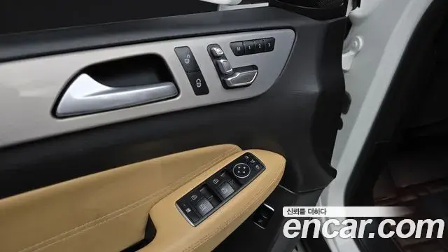 Mercedes-Benz GLE-Class 2018 — Фото 15/20