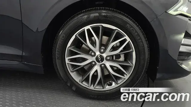 Kia K5 2021 — ფოტო 27/30