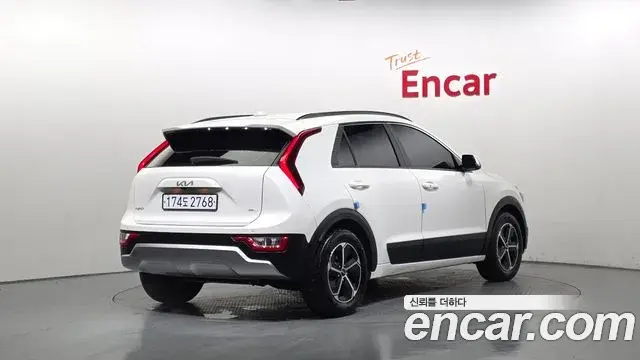 Kia Niro 2022 — ფოტო 27/35