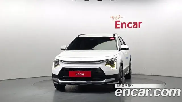 Kia Niro 2022 — ფოტო 17/35