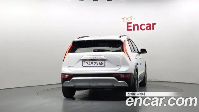 Kia Niro 2022 — ფოტო 20/35