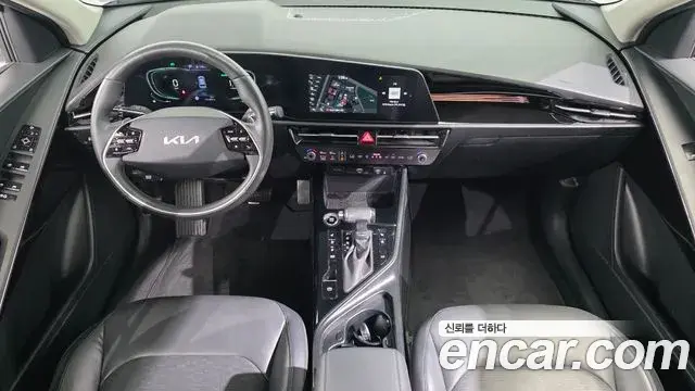 Kia Niro 2022 — ფოტო 28/35