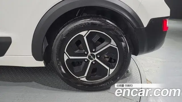 Kia Niro 2022 — ფოტო 25/35