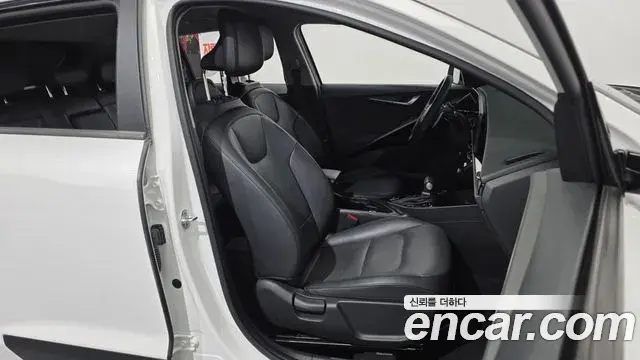 Kia Niro 2022 — ფოტო 23/35