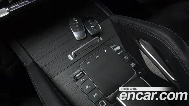 Mercedes-Benz GLE-Class 2025 — Photo 33/37