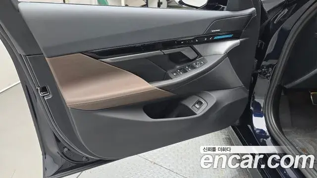 BMW 5 Series 2023 — Photo 19/30
