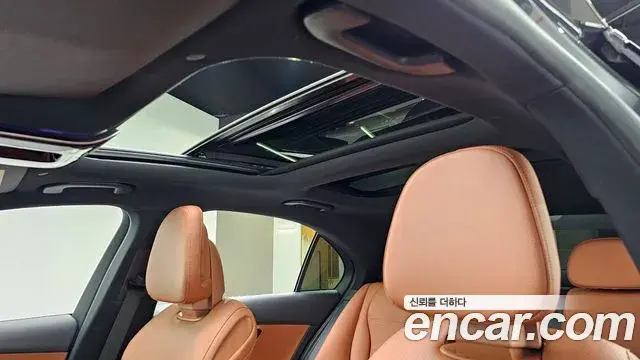 Mercedes-Benz C-Class 2023 — Photo 19/30