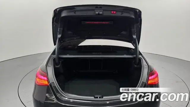 Mercedes-Benz C-Class 2023 — Photo 11/30