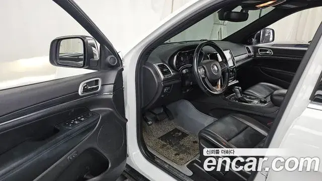Jeep Grand Cherokee 2020 — ფოტო 21/30