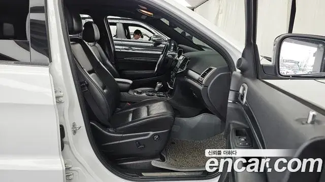 Jeep Grand Cherokee 2020 — ფოტო 15/30