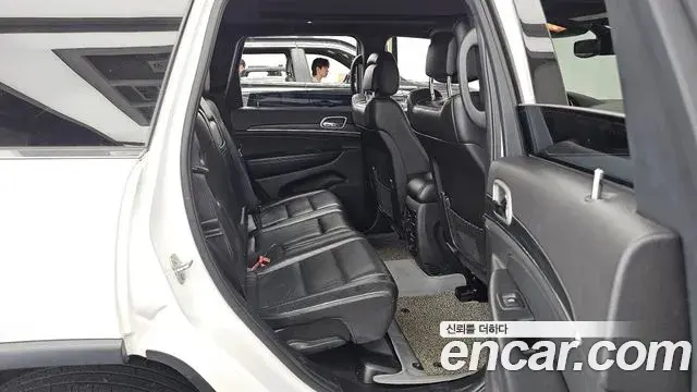 Jeep Grand Cherokee 2020 — ფოტო 17/30